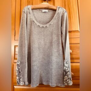 Gray brown women’s waffle knit long sleeve shirt embellished top medium